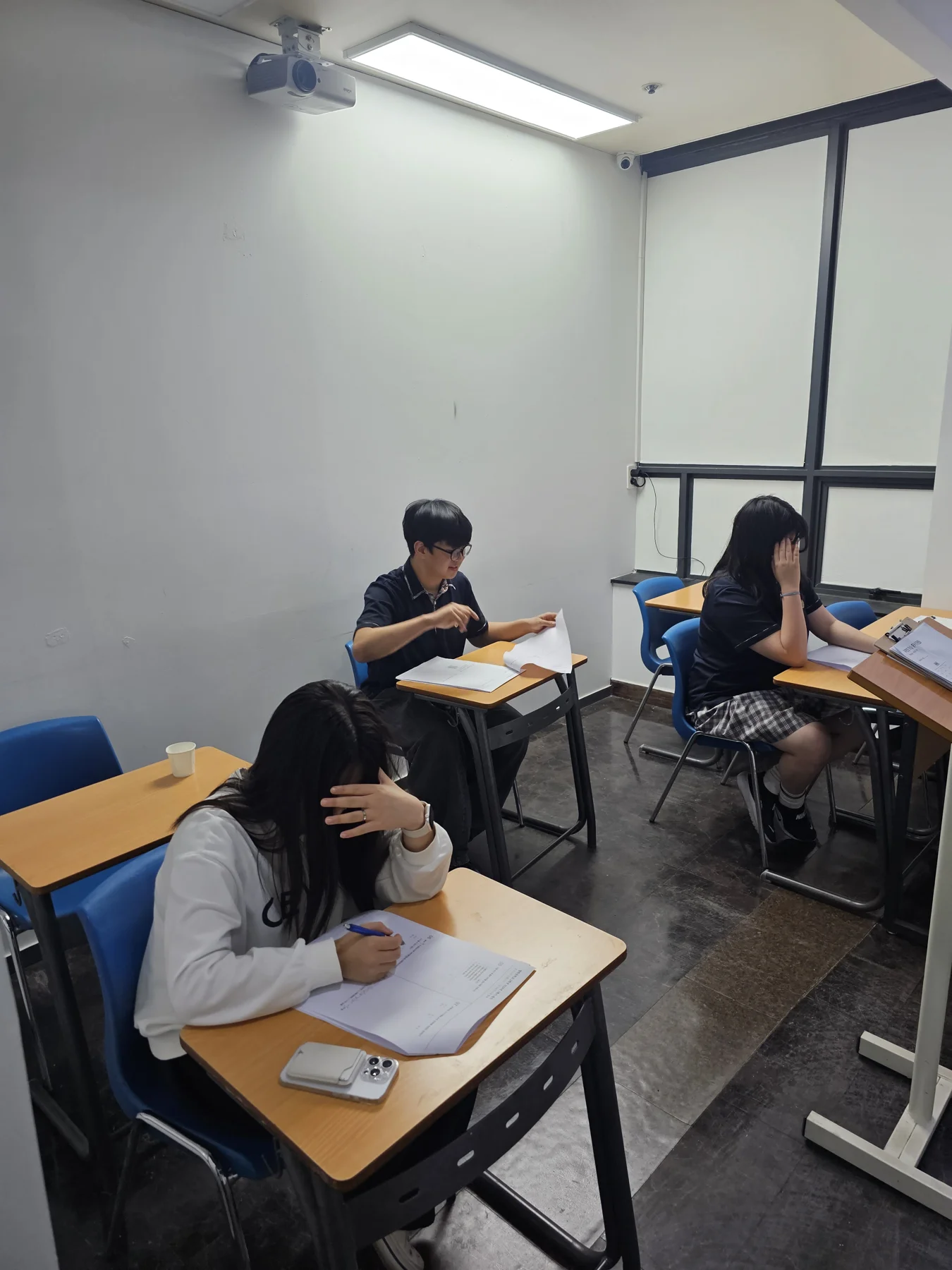 학생이 자신의 자리에서 문제를 풀며 학습하는 모습